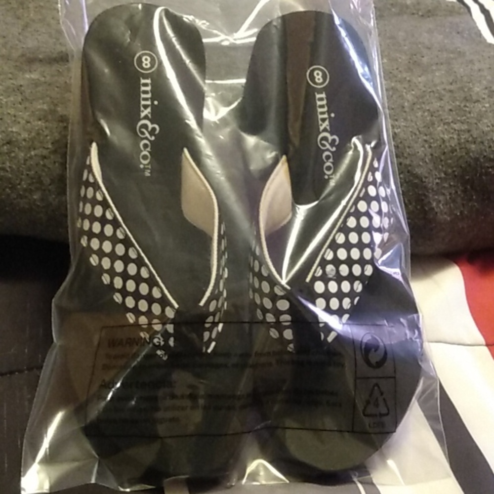 Mix and Co Size 8 Black and White Flip Flop. NWOT One Callout in Pic